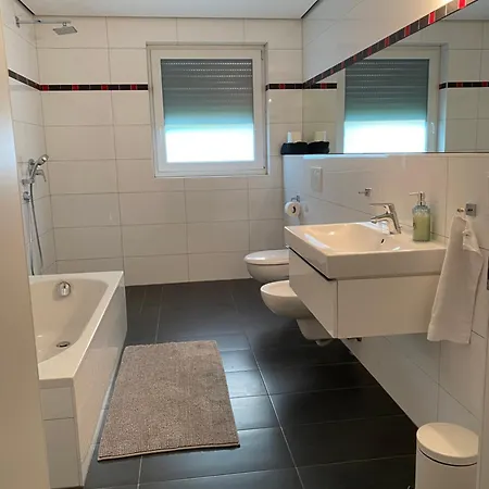 Apartmán Modernes Mit 2 Balkonen, Terrasse Und Garten ! *