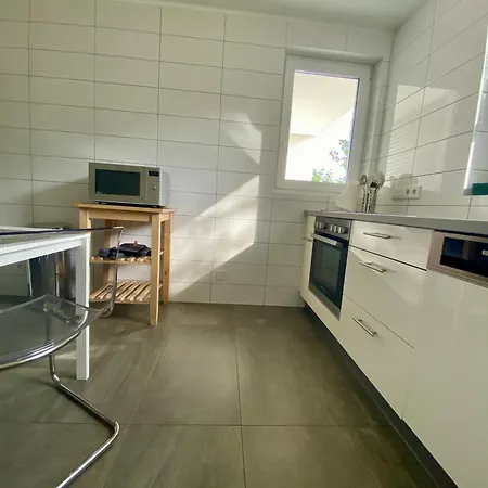 Apartmán Modernes Mit 2 Balkonen, Terrasse Und Garten ! *