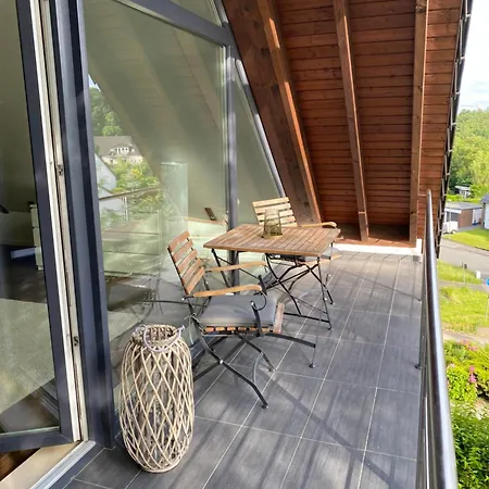 Modernes Mit 2 Balkonen, Terrasse Und Garten ! Apartamento *