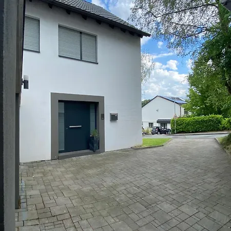 Apartmán Modernes Mit 2 Balkonen, Terrasse Und Garten ! Bochum