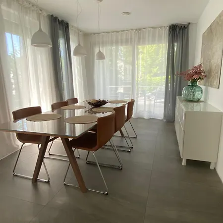 Modernes Mit 2 Balkonen, Terrasse Und Garten ! *