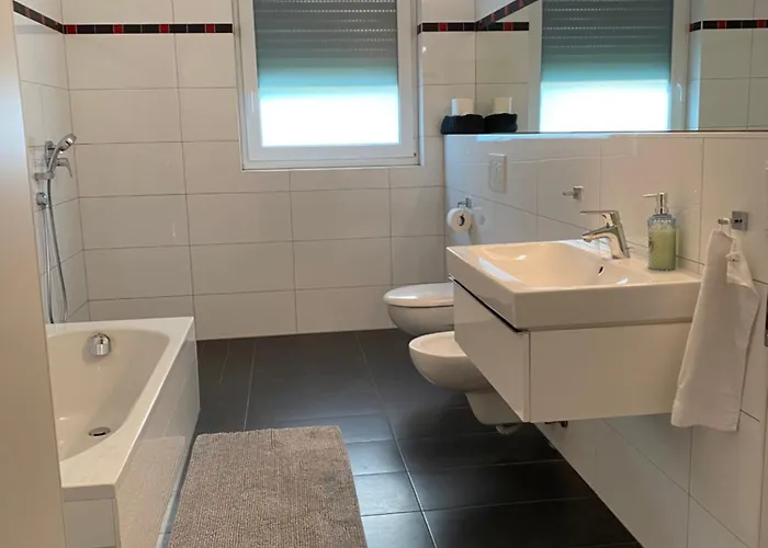 公寓 Modernes Mit 2 Balkonen, Terrasse Und Garten ! *