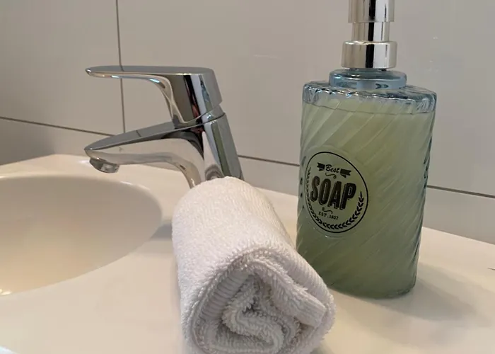 Modernes Mit 2 Balkonen, Terrasse Und Garten ! *